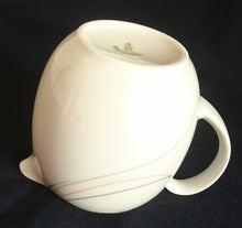 Lade das Bild in den Galerie-Viewer, MILCHKÄNNCHEN - Porzellan, Linien Kurven Striche Motiv Dekor