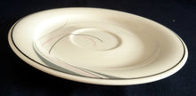 Lade das Bild in den Galerie-Viewer, UNTERTASSE - Porzellan, Linien Kurven Striche Motiv Dekor