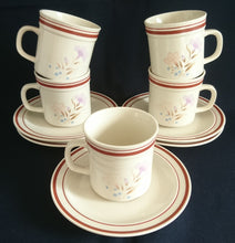 Lade das Bild in den Galerie-Viewer, KAFFEETASSE - Keramik / Steingut, Blumenblüten Pflanzen Flora Linien Rand Motiv Dekor