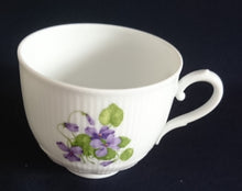 Lade das Bild in den Galerie-Viewer, KAFFEETASSE &quot;Viola&quot; - Porzellan, Flora Veilchen Blumenblüten Blatt Blätter Motiv Dekor
