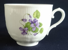 Lade das Bild in den Galerie-Viewer, 2er Set KAFFEETASSEN &quot;Viola&quot; - Porzellan, Flora Veilchen Blumenblüten Blatt Blätter Motiv Dekor
