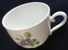 Lade das Bild in den Galerie-Viewer, KAFFEETASSE &quot;Viola&quot; - Porzellan, Flora Veilchen Blumenblüten Blatt Blätter Motiv Dekor
