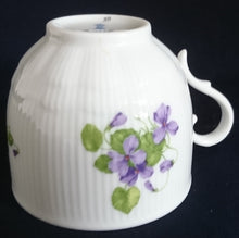 Lade das Bild in den Galerie-Viewer, KAFFEETASSE &quot;Viola&quot; - Porzellan, Flora Veilchen Blumenblüten Blatt Blätter Motiv Dekor
