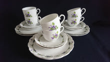 Lade das Bild in den Galerie-Viewer, KAFFEETASSE "Viola" - Porzellan, Flora Veilchen Blumenblüten Blatt Blätter Motiv Dekor
