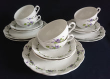 Lade das Bild in den Galerie-Viewer, 2er Set 3er KAFFEEGEDECKE "Viola" - Porzellan, Flora Veilchen Blumenblüten Blatt Blätter Motiv Dekor
