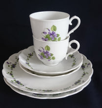Lade das Bild in den Galerie-Viewer, 2er Set 2er KAFFEEGEDECKE "Viola" - Porzellan, Flora Veilchen Blumenblüten Blatt Blätter Motiv Dekor
