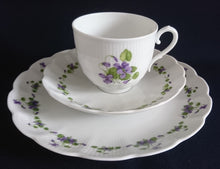 Lade das Bild in den Galerie-Viewer, 2er Set 3er KAFFEEGEDECKE "Viola" - Porzellan, Flora Veilchen Blumenblüten Blatt Blätter Motiv Dekor
