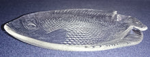 Lade das Bild in den Galerie-Viewer, 2er Set ABLAGESCHÄLCHEN - Hartglas, Fischform Schuppen Punkte Kreise Relief Motiv Dekor
