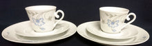 Lade das Bild in den Galerie-Viewer, 2er Set DESSERTTELLER - Porzellan, Flora Blumenblüten Blatt Blätter Relief Punkte Randdekor Motiv
