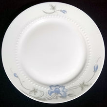 Lade das Bild in den Galerie-Viewer, DESSERTTELLER - Porzellan, Flora Blumenblüten Blatt Blätter Relief Punkte Randdekor Motiv
