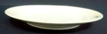 Lade das Bild in den Galerie-Viewer, 2er Set DESSERTTELLER - Porzellan, Flora Blumenblüten Blatt Blätter Relief Punkte Randdekor Motiv
