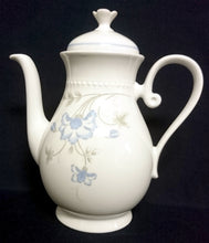 Lade das Bild in den Galerie-Viewer, KAFFEEKANNE MIT DECKEL - Porzellan, Flora Blumenblüten Blatt Blätter Relief Punkte Randdekor Motiv
