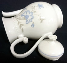 Lade das Bild in den Galerie-Viewer, KAFFEEKANNE MIT DECKEL - Porzellan, Flora Blumenblüten Blatt Blätter Relief Punkte Randdekor Motiv
