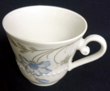 Lade das Bild in den Galerie-Viewer, 2er Set KAFFEETASSEN - Porzellan, Flora Blumenblüten Blatt Blätter Relief Punkte Randdekor Motiv
