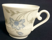 Lade das Bild in den Galerie-Viewer, 2er Set KAFFEETASSEN - Porzellan, Flora Blumenblüten Blatt Blätter Relief Punkte Randdekor Motiv
