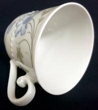 Lade das Bild in den Galerie-Viewer, 2er Set KAFFEETASSEN - Porzellan, Flora Blumenblüten Blatt Blätter Relief Punkte Randdekor Motiv
