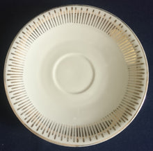 Lade das Bild in den Galerie-Viewer, UNTERTASSE - Porzellan, Goldrand Striche Linien Motiv Dekor
