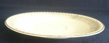 Lade das Bild in den Galerie-Viewer, UNTERTASSE - Porzellan, Goldrand Striche Linien Motiv Dekor
