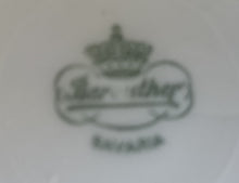 Lade das Bild in den Galerie-Viewer, UNTERTASSE - Porzellan, Goldrand Striche Linien Motiv Dekor
