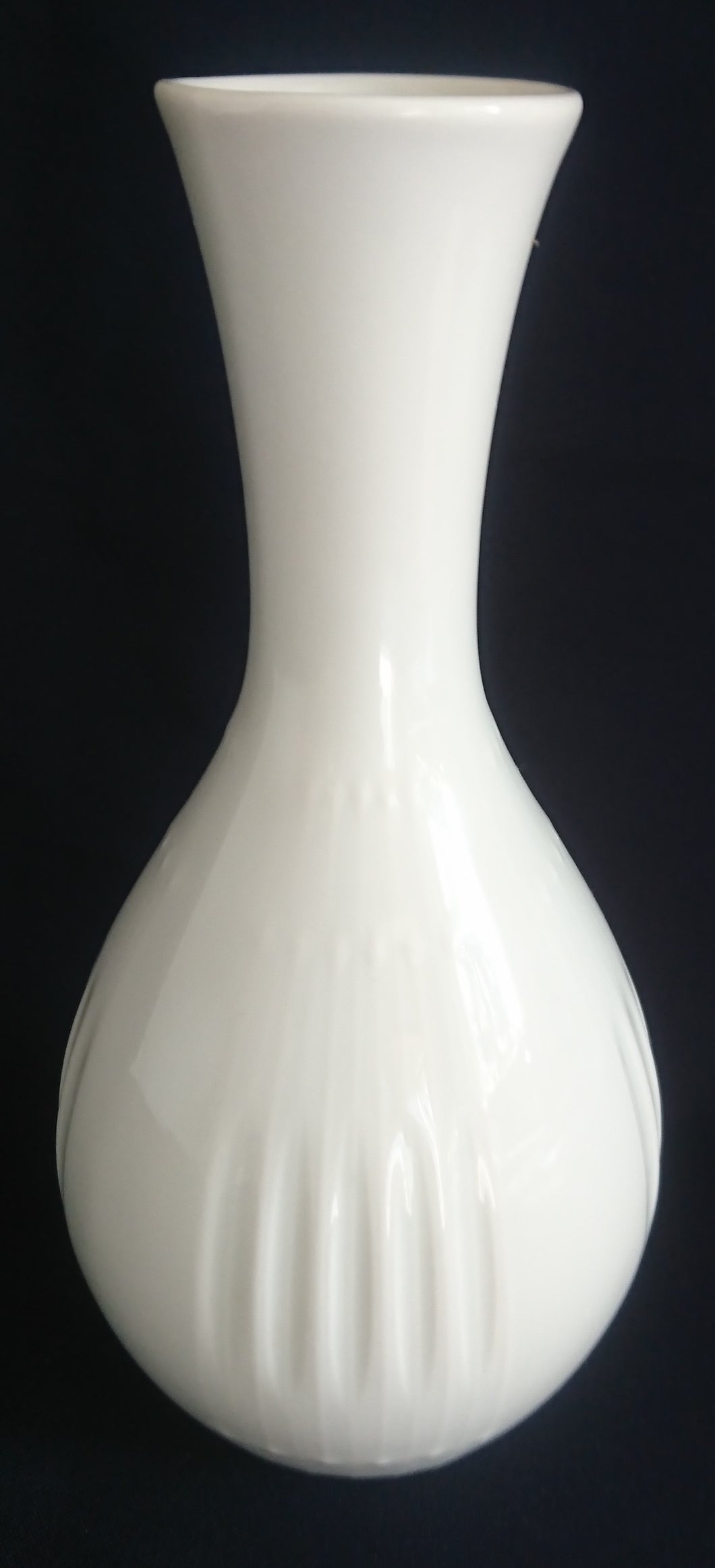 BLUMENVASE - Porzellan, Einfärbiges Senkrechte Linien Striche Relief Motiv Dekor