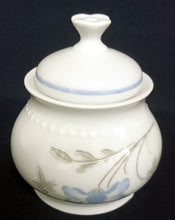 Lade das Bild in den Galerie-Viewer, ZUCKERDOSE MIT DECKEL - Porzellan, Flora Blumenblüten Blatt Blätter Relief Punkte Randdekor Motiv
