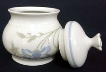 Lade das Bild in den Galerie-Viewer, ZUCKERDOSE MIT DECKEL - Porzellan, Flora Blumenblüten Blatt Blätter Relief Punkte Randdekor Motiv
