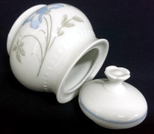 Lade das Bild in den Galerie-Viewer, ZUCKERDOSE MIT DECKEL - Porzellan, Flora Blumenblüten Blatt Blätter Relief Punkte Randdekor Motiv

