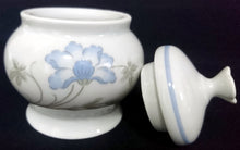 Lade das Bild in den Galerie-Viewer, ZUCKERDOSE MIT DECKEL - Porzellan, Flora Blumenblüten Blatt Blätter Relief Punkte Randdekor Motiv
