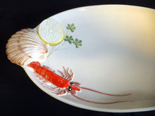Lade das Bild in den Galerie-Viewer, SERVIERPLATTE - Keramik / Steingut, Meeresfrüchte Hummer Muschel Zitrone Kräuter 3D Relief Motiv Dekor, Handbemalt
