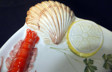 Lade das Bild in den Galerie-Viewer, SERVIERPLATTE - Keramik / Steingut, Meeresfrüchte Hummer Muschel Zitrone Kräuter 3D Relief Motiv Dekor, Handbemalt
