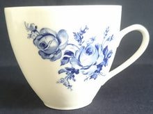 Lade das Bild in den Galerie-Viewer, TEETASSE "Henriette" - Porzellan Inglazed, Flora Rosenblumen Blüten Blatt Blätter Motiv Dekor
