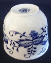 Lade das Bild in den Galerie-Viewer, ESPRESSO~ KAFFEETASSE - Porzellan Inglazed, Traditionelles Zwiebelmuster Motiv Dekor
