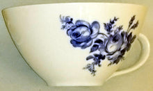 Lade das Bild in den Galerie-Viewer, 2er Set TEETASSEN - Porzellan Inglazed, Flora Rosenblumen Blüten Blatt Blätter Motiv Dekor
