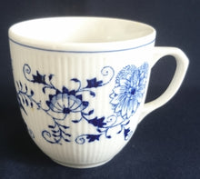 Lade das Bild in den Galerie-Viewer, KAFFEETASSE - Porzellan, Zwiebelmuster Senkrechte Linien Relief Motiv Dekor
