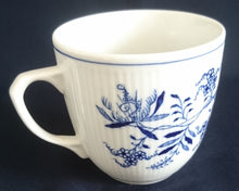 Lade das Bild in den Galerie-Viewer, KAFFEETASSE - Porzellan, Zwiebelmuster Senkrechte Linien Relief Motiv Dekor
