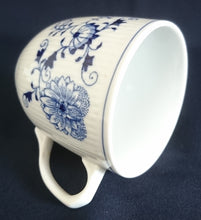 Lade das Bild in den Galerie-Viewer, KAFFEETASSE - Porzellan, Zwiebelmuster Senkrechte Linien Relief Motiv Dekor
