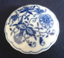 Lade das Bild in den Galerie-Viewer, PILLEN~ AUFBEWAHRUNGS-DÖSCHEN MIT DECKEL - Porzellan, Zwiebelmuster Motiv Dekor
