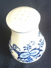 Lade das Bild in den Galerie-Viewer, SALZSTREUER - Porzellan, Traditionelles Zwiebelmuster Motiv Dekor
