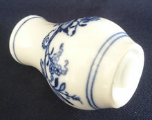 Lade das Bild in den Galerie-Viewer, SALZSTREUER - Porzellan, Traditionelles Zwiebelmuster Motiv Dekor
