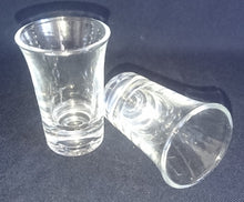 Lade das Bild in den Galerie-Viewer, 2er Set SHOT~ SCHNAPS~ GETRÄNKEGLAS - Hartglas, Klares Ungeschliffenes Motiv Dekor
