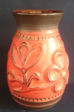 Lade das Bild in den Galerie-Viewer, BLUMENVASE - Keramik / Steingut, Abstrakt Wellen Flora Blumenblüten Pflanzen Motiv Dekor
