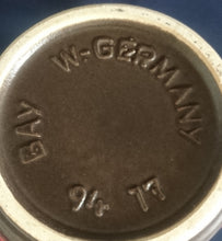 Lade das Bild in den Galerie-Viewer, BLUMENVASE - Keramik / Steingut, Abstrakt Wellen Flora Blumenblüten Pflanzen Motiv Dekor
