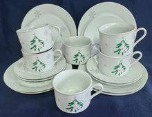 Lade das Bild in den Galerie-Viewer, 2er Set DESSERTTELLER - Porzellan, Tannenbaum Winter Schneeflocken Aufschrift Motiv Dekor
