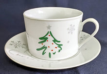Lade das Bild in den Galerie-Viewer, 2er KAFFEEGEDECK - Porzellan, Tannenbaum Winter Schneeflocken Aufschrift Motiv Dekor

