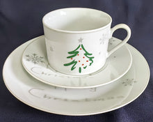 Lade das Bild in den Galerie-Viewer, DESSERTTELLER - Porzellan, Tannenbaum Winter Schneeflocken Aufschrift Motiv Dekor
