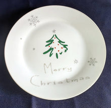 Lade das Bild in den Galerie-Viewer, 2er Set DESSERTTELLER - Porzellan, Tannenbaum Winter Schneeflocken Aufschrift Motiv Dekor
