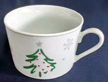 Lade das Bild in den Galerie-Viewer, 2er KAFFEEGEDECK - Porzellan, Tannenbaum Winter Schneeflocken Aufschrift Motiv Dekor

