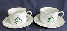 Lade das Bild in den Galerie-Viewer, 3er KAFFEEGEDECK - Porzellan, Tannenbaum Winter Schneeflocken Aufschrift Motiv Dekor
