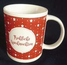 Lade das Bild in den Galerie-Viewer, KAFFEETASSE - Keramik / Steingut, Sterne Punkte Fröhliche Weihnachten Aufschrift Motiv Dekor
