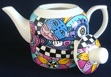 Lade das Bild in den Galerie-Viewer, TEEKANNE MIT DECKEL "Hamburg" - Porzellan, Abstrakt Geometrisch Symbole Motiv Dekor
